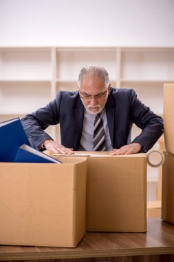 Ofis taşıma konseptinde eski bir işadamı