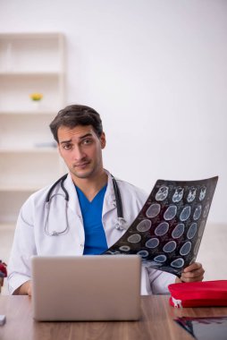 Klinikte çalışan genç bir radyolog.