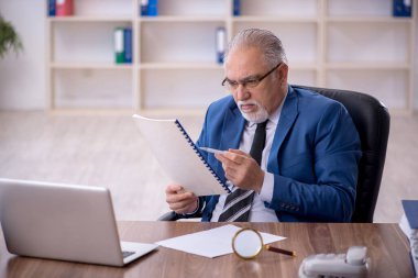 Ofiste çalışan eski bir işadamı.