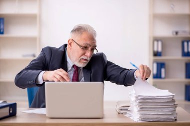 Ofiste çalışan eski bir işadamı.