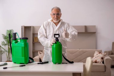 Yaşlı müteahhit evde haşere kontrolü yapıyor.