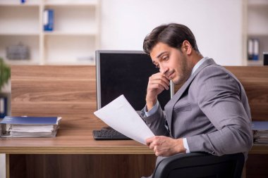 İş yerinde oturan iki erkek arkadaş.