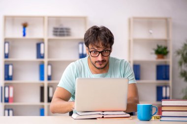 Sınıfta sınava hazırlanan genç bir öğrenci.