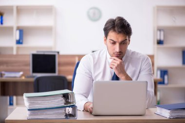 Genç işadamı işyerinde aşırı çalışmaktan memnun değil.