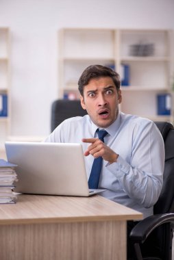 İş yerinde çalışan genç bir işadamı