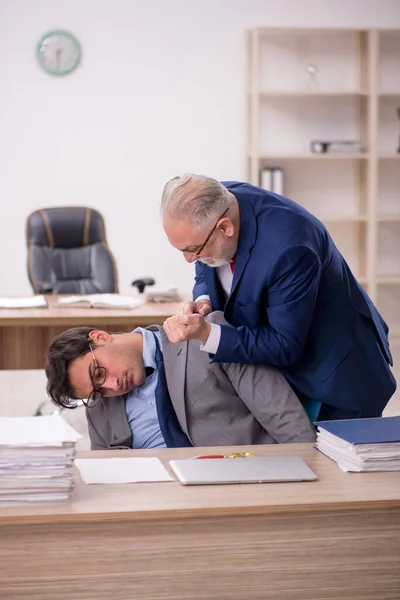 職場に座っている二人の男性の同僚 — ストック写真