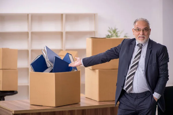Old businessman employee in office relocation concept