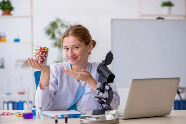 Young Girl Chemist Drugs Synthesis Concept — Stock Photo, Image