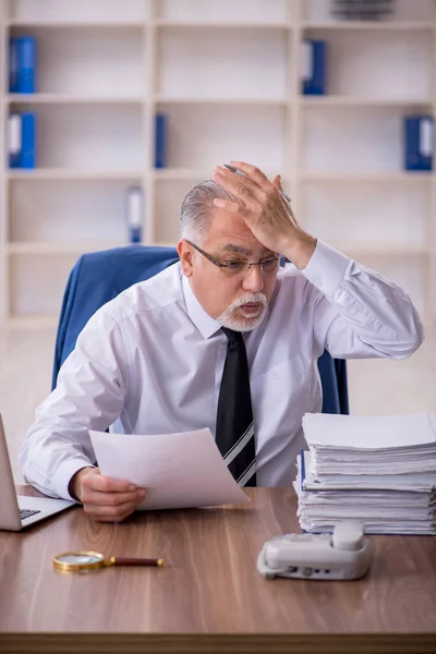 Old Businessman Employee Working Office — Stock Photo, Image