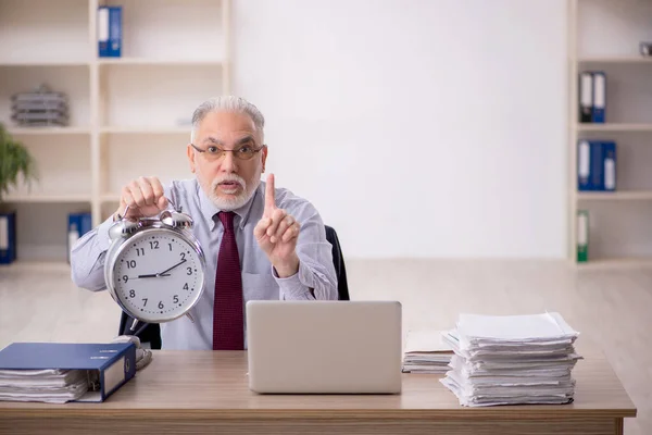 Gammal Chef Anställd Time Management Koncept — Stockfoto