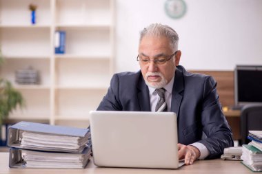 İş yerinde çalışan eski patron.