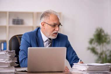 İş yerinde çalışan eski bir işadamı