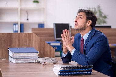 Ofiste çalışan genç işadamı.
