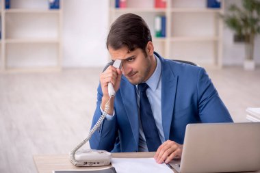 Genç işadamı ve ofiste çok fazla iş var.