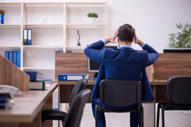 Ofiste çalışan genç işadamı.