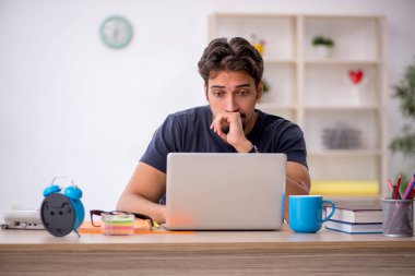 Genç tasarımcı ofiste çalışıyor.