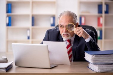 Ofiste çalışan eski bir işadamı.