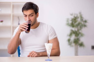 Genç öğrenci meşrubat testi yapıyor.