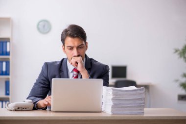 Ofiste çalışan genç işadamı.