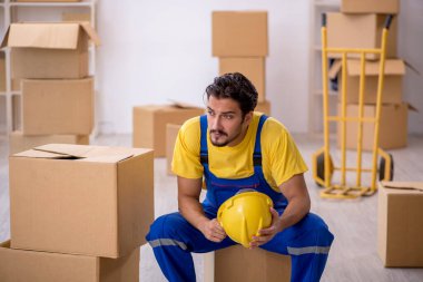 Genç müteahhit evde yer değiştiriyor.