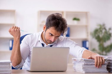 Genç işadamı ve ofiste çok fazla iş var.