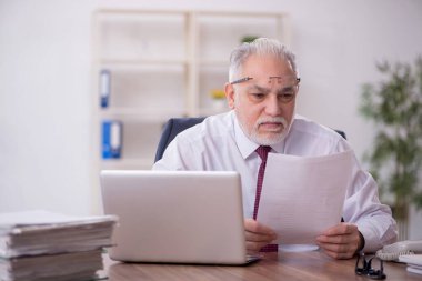 Eski bir işadamı ve ofiste çok fazla iş var.