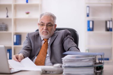 İş yerinde çalışan eski bir işadamı