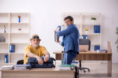 Yaz tatili konseptinde yaşlı patron ve genç çalışan.