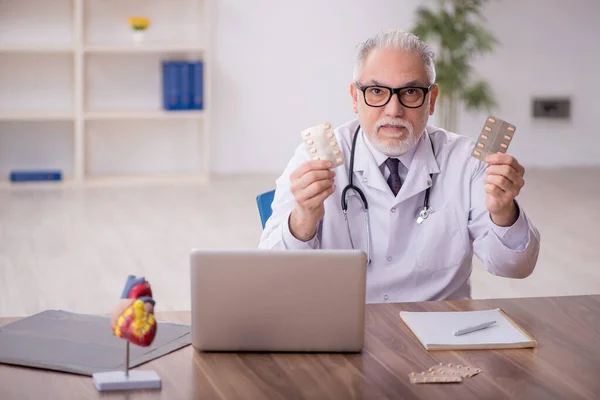 Egy Idős Férfi Orvos Gyógyszereket Javasol Klinikán — Stock Fotó