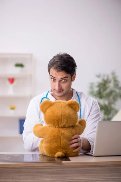 Mladý Lékař Drží Hračku Medvěd — Stock fotografie