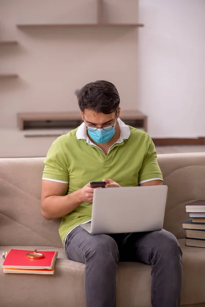 Estudiante Joven Preparándose Para Exámenes Casa Durante Pandemia — Foto de Stock