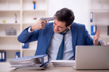 Genç işadamı işyerinde intihar ediyor.