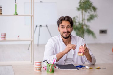 Klinikte çalışan genç bir dişçi.