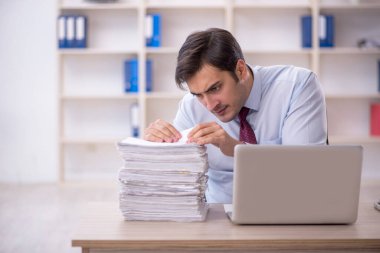 Genç işadamı ve ofiste çok fazla iş var.