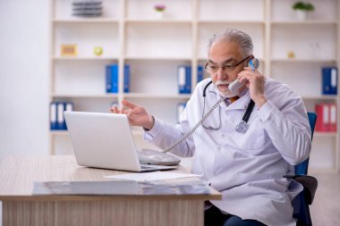 Teletıp konseptinde yaşlı bir doktor.