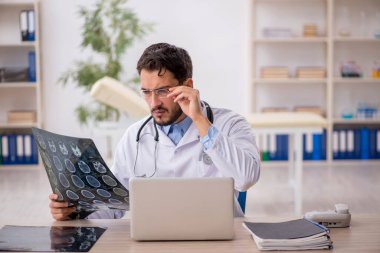 Klinikte çalışan genç bir radyolog.