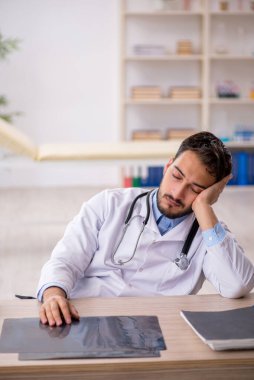 Klinikte çalışan genç bir doktor.