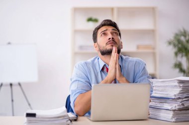 Ofiste çalışan genç işadamı.