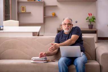 Yaşlı adam salgın sırasında evden çalışıyor.