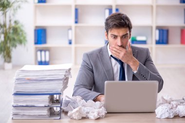 Beyin fırtınası konseptinde genç çalışan