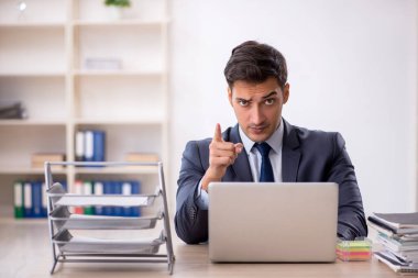 Ofiste çalışan genç işadamı.