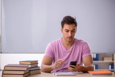 Sınıfta sınava hazırlanan genç bir öğrenci.