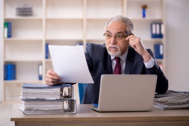 Ofiste çalışan eski bir işadamı.