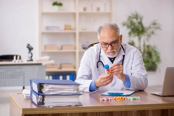 Old Doctor Pharmacist Drugs Synthesis Concept — Stock Photo, Image