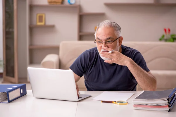 Old Man Employee Working Home Pandemic — Stock Photo, Image