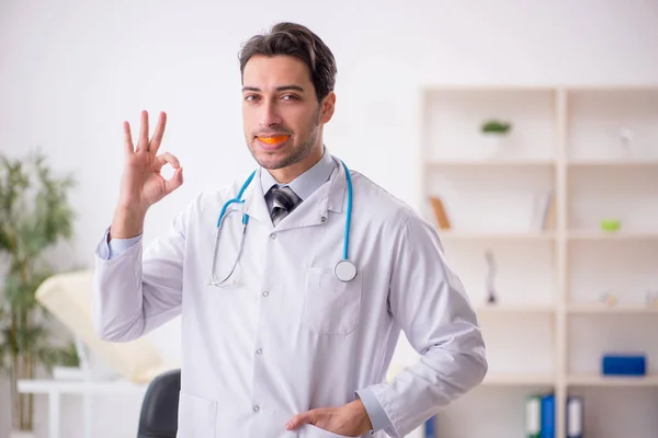 Young Doctor Wearing Mouthguard Clinic — Zdjęcie stockowe