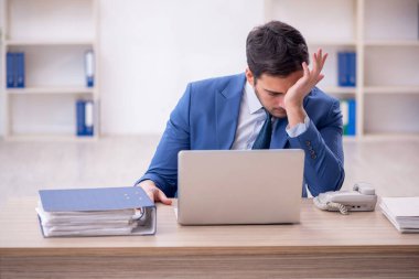 İş yerinde çalışan genç bir çalışan.