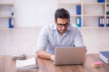 İş yerinde çalışan genç bir işadamı