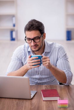 İş yerinde çalışan genç bir işadamı