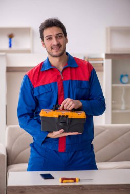 Evde çalışan genç bir marangoz.